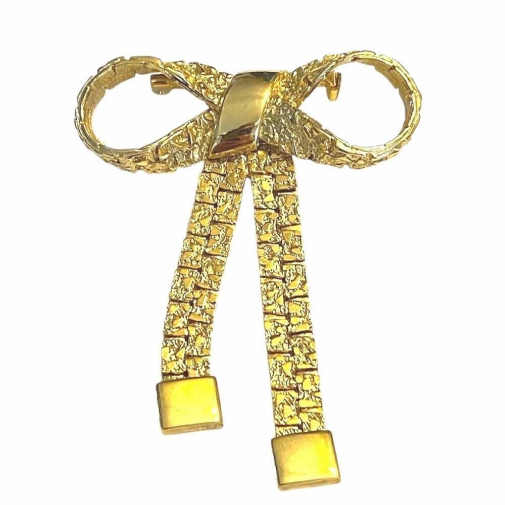 #GoldBowBrooch #QuietLuxury #ModernVintage #GoldAesthetic #BroochAddict